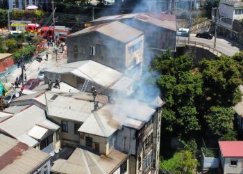 22 damnificados dejó incendio que afectó tres viviendas en Cerro Alegre