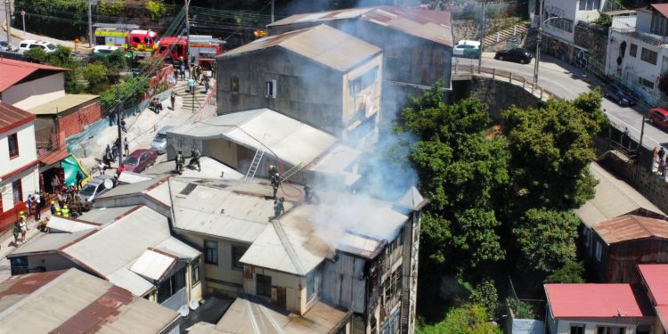 22 damnificados dejó incendio que afectó tres viviendas en Cerro Alegre