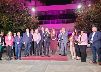 Edificio del Senado se iluminó de rosa y se une a campaña por la detección temprana del cáncer de mama