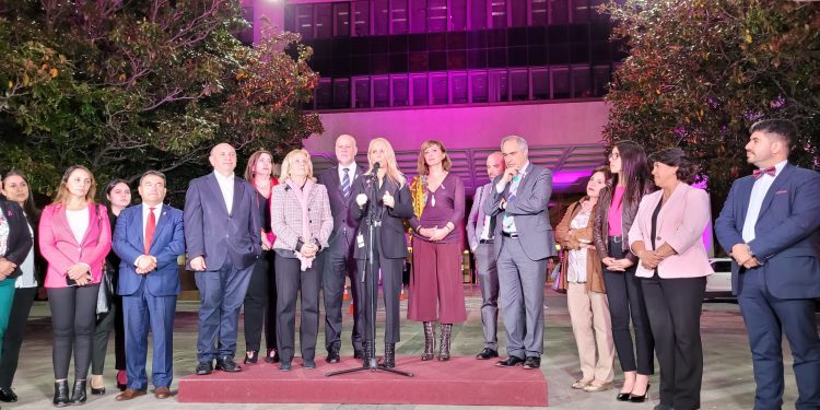 Edificio del Senado se iluminó de rosa y se une a campaña por la detección temprana del cáncer de mama