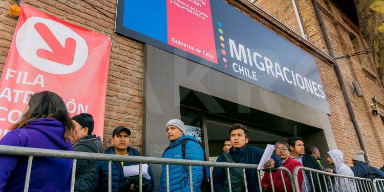 Extranjeros residentes en Chile llegan a 1,4 millones: la región de Valparaíso ocupa el tercer lugar en la medición nacional