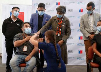 Ministerio de Salud da inicio a inoculación con vacuna bivalente contra la COVID-19