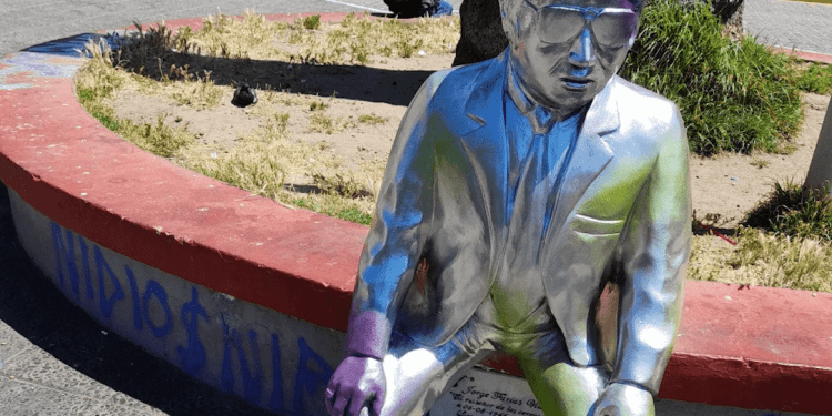 Concejal Thelmo Aguilar emplaza al municipio a presentar acciones legales por atentando a estatua de Jorge Farías