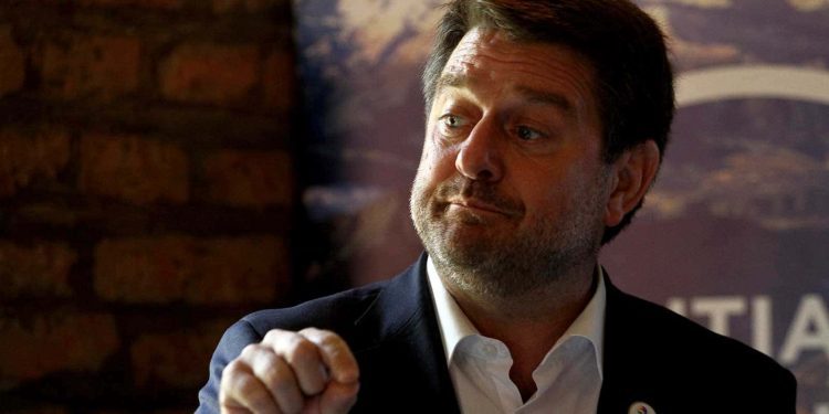 Gobernador de región Metropolitana renuncia a la DC: «Nuestra comunidad partidaria simplemente pasó a ser irreconocible y hasta diría inexistente»