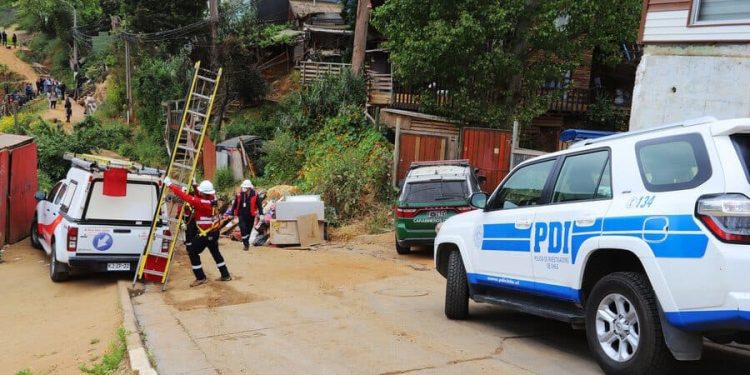 Dos menores de edad fallecen por incendio que afectó a vivienda en Viña del Mar