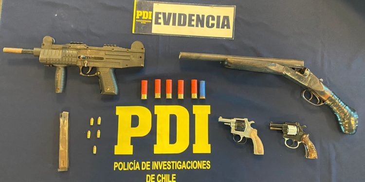 Efectivos de la PDI Valparaíso incautan una subametralladora, una escopeta y dos revólveres en un domicilio del cerro Playa Ancha