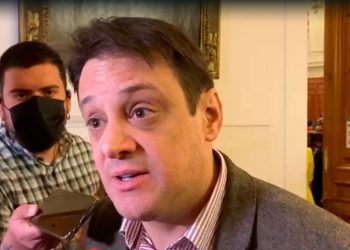 Al «sheriff» Rivas no respetan su crítica a Pinochet y es sacado a gritos y empujones de «mesa paralela» en el Congreso de Santiago