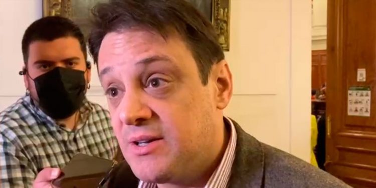 Al «sheriff» Rivas no respetan su crítica a Pinochet y es sacado a gritos y empujones de «mesa paralela» en el Congreso de Santiago