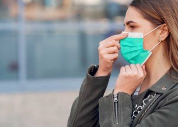 Experto del CFT PUCV mantiene recomendación de usar mascarilla en espacios de alta circulación de personas