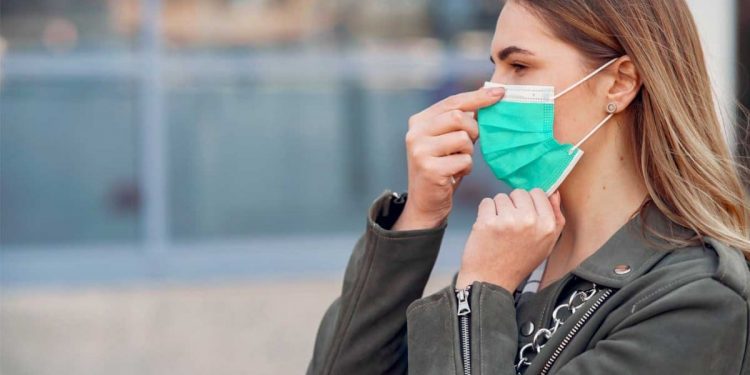 Experto del CFT PUCV mantiene recomendación de usar mascarilla en espacios de alta circulación de personas