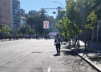 Último minuto / Manifestantes provocan desórdenes en Plaza Victoria en Valparaíso