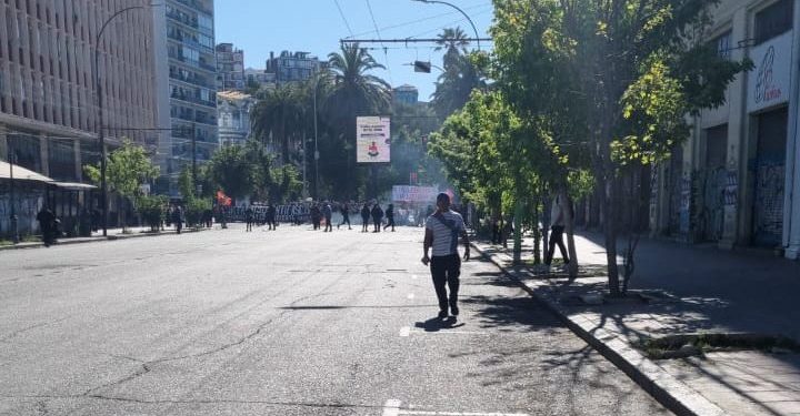 Último minuto / Manifestantes provocan desórdenes en Plaza Victoria en Valparaíso