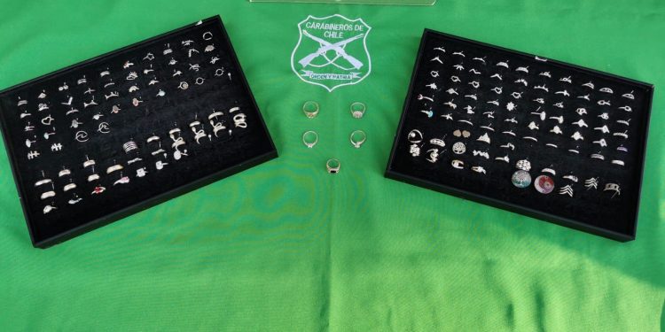 Breves policiales / Efectivos de Carabineros detienen a tres individuos que sustrajeron joyas en el segundo piso del Mall Marina Arauco