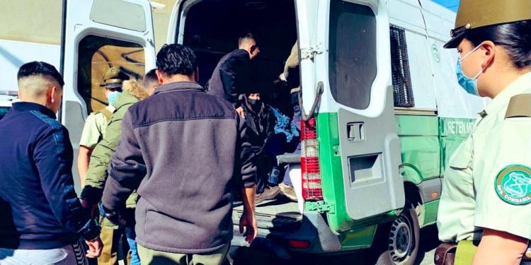 Breves policiales / Efectivos de Carabineros detienen a tres individuos que sustrajeron joyas en el segundo piso del Mall Marina Arauco