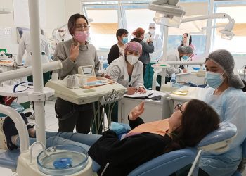 Proveen atención de salud bucal gratuita a la comunidad sorda en Viña del Mar