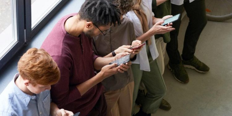 Estudio: ¿Qué tan conectados con otros se sienten los usuarios de redes sociales?