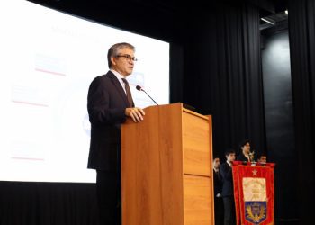 Roban objetos desde el interior del auto del Ministro de Hacienda