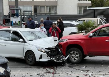 Tres vehículos chocan en Quilpué frente a estación Copec en Los Carrera
