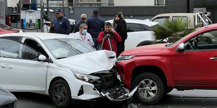 Tres vehículos chocan en Quilpué frente a estación Copec en Los Carrera