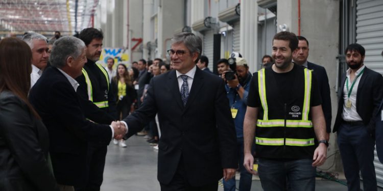 Ministro de Hacienda inaugura centro de eCommerce más grande del país