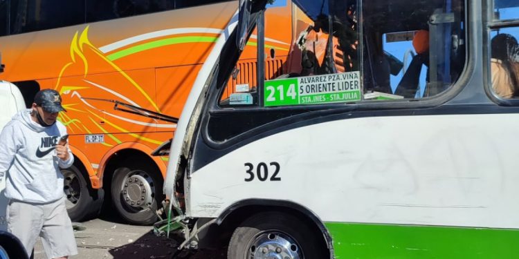 Valparaíso: Bus detenido en Avenida España genera nuevo accidente con ocho lesionados