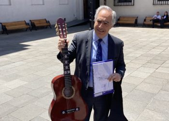 Senador Chahuán llegó hasta La Moneda con una guitarra por frase del Presidente