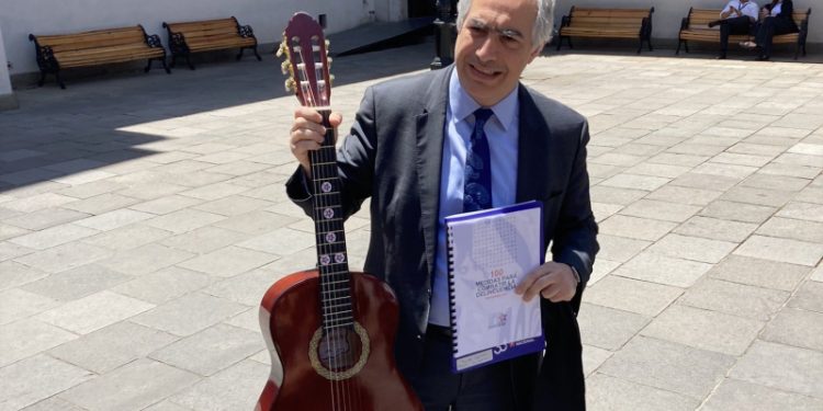 Senador Chahuán llegó hasta La Moneda con una guitarra por frase del Presidente