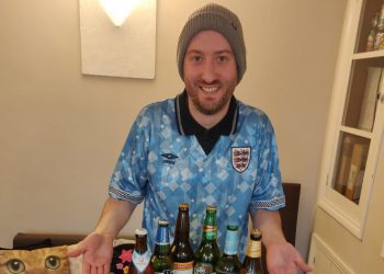 Hincha inglés reunió una cerveza de cada país participante del Mundial de Qatar 2022