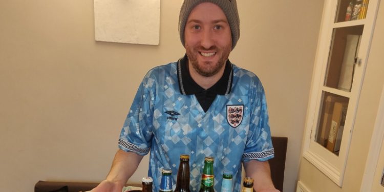 Hincha inglés reunió una cerveza de cada país participante del Mundial de Qatar 2022