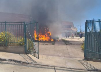 Incendio afecta a Liceo Alfredo Nazar de Valparaíso