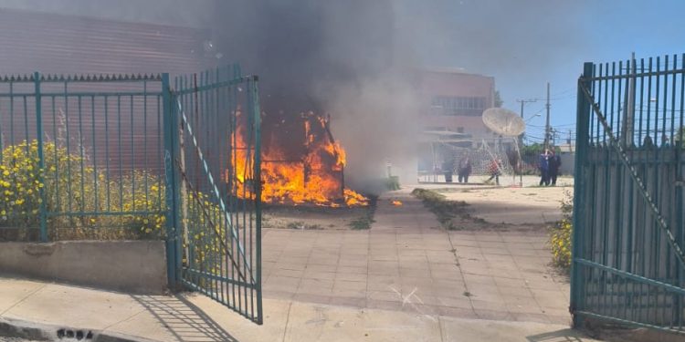 Incendio afecta a Liceo Alfredo Nazar de Valparaíso