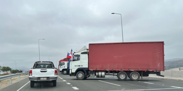 Camioneros mantendrán movilizaciones tras no alcanzar acuerdo con Gobierno