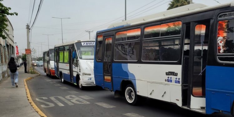 Comienza paro de microbuseros en Quillota