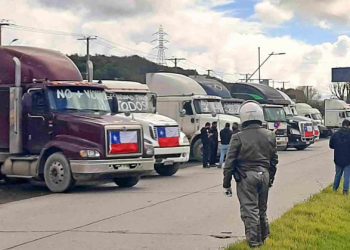 Camioneros siguen sin dar su brazo a torcer: El paro continúa