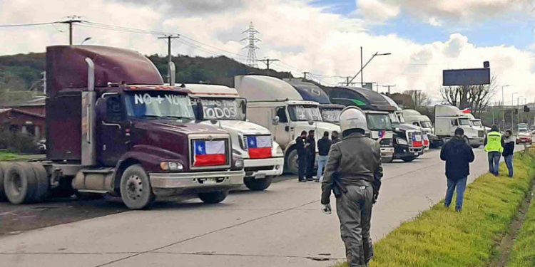 Camioneros siguen sin dar su brazo a torcer: El paro continúa