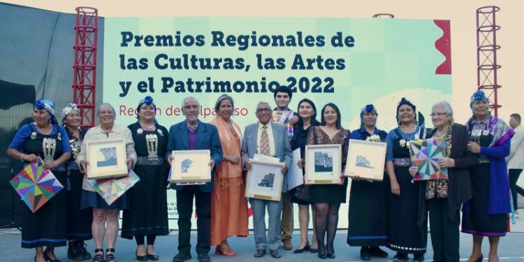 Entregan premios regionales de las culturas 2022