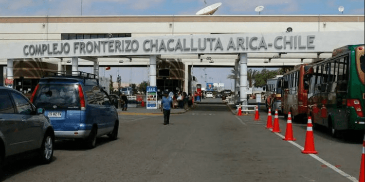 Sin control: 100 personas intentaron cruzar por la fuerza a Chile en Chacalluta