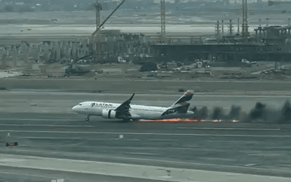 Avión de Latam aterriza de emergencia en Lima