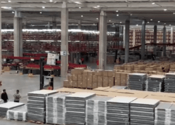 Allanan bodegas de La Polar por denuncia de ropa falsificada