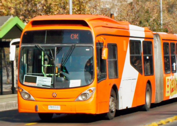 Corte de Santiago ordena indemnizar a pasajera que cayó desde un bus