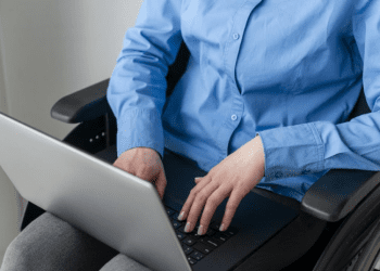 Lanzan becas para que personas en situación de discapacidad aprendan programación