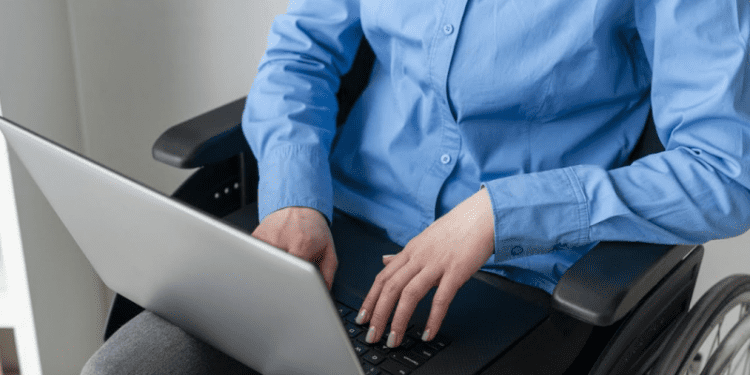 Lanzan becas para que personas en situación de discapacidad aprendan programación