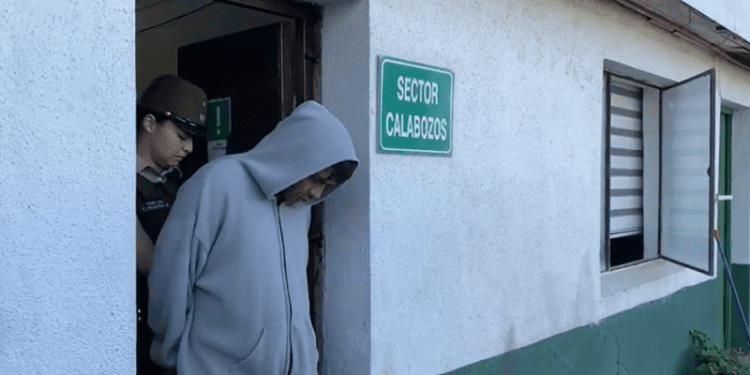 Antisocial con orden vigente por violencia intrafamiliar intenta robar estación de metro