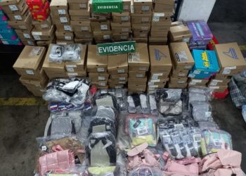 Se coordinaban con radios portátiles: Detienen a antisociales que robaban tienda Bata en Valparaíso