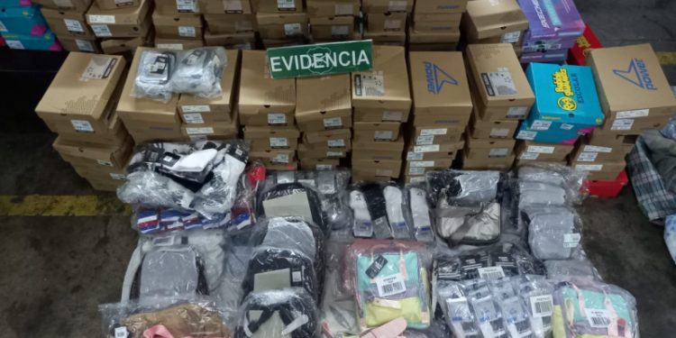 Se coordinaban con radios portátiles: Detienen a antisociales que robaban tienda Bata en Valparaíso
