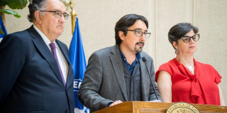 Senadores Latorre y Allende presentan proyecto que modifica Ley de Medio Ambiente