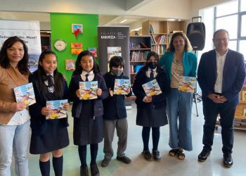 Diez colegios SLEP de Valparaíso reciben mil guías patrimoniales