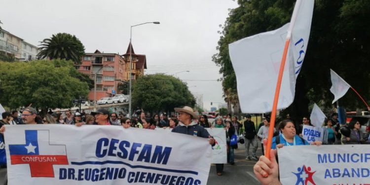 Confusam realiza marcha en Reloj de flores en tercera semana de movilización