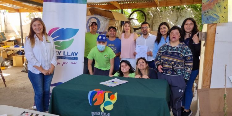 Municipio de Llay Llay firma convenio con organización de discapacidad para reciclar papeles y cartones
