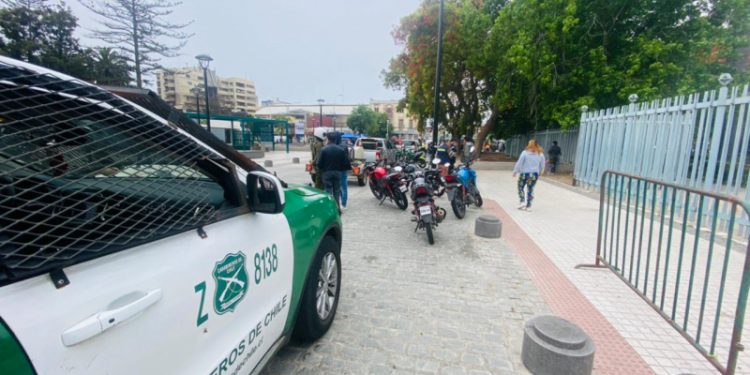 Carabineros y Municipio de Valparaíso realizan operativo para reforzar seguridad en Plaza O’higgins